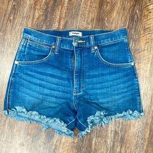 High rise dark wash wrangler jean shorts in great condition size 27